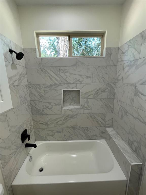 Secondary Bathroom - Tub/Shower Combo
