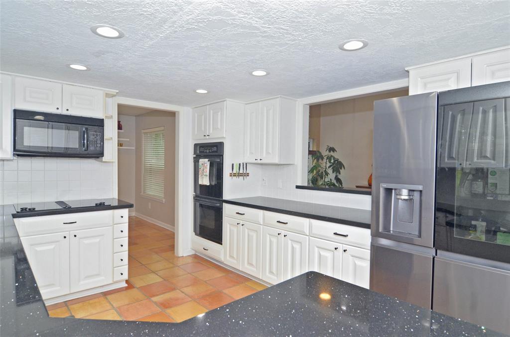 Spacious kitchen with top of the line appliances!