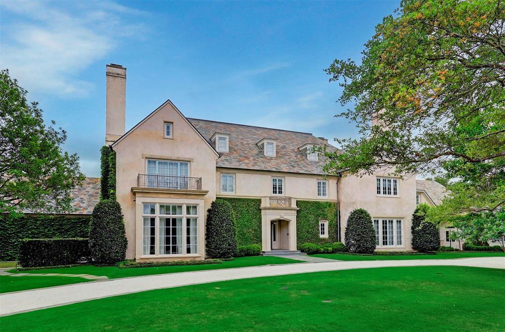 Welcome to 3 Briarwood Court, a beautiful estate on a quiet cul-de-sac in River Oaks. Designed by noted architectural firm Curtis and Windham and completed in 2014. Interiors by Frederick M. Smith Interior Designs. Note the slate roof and limestone detailing.