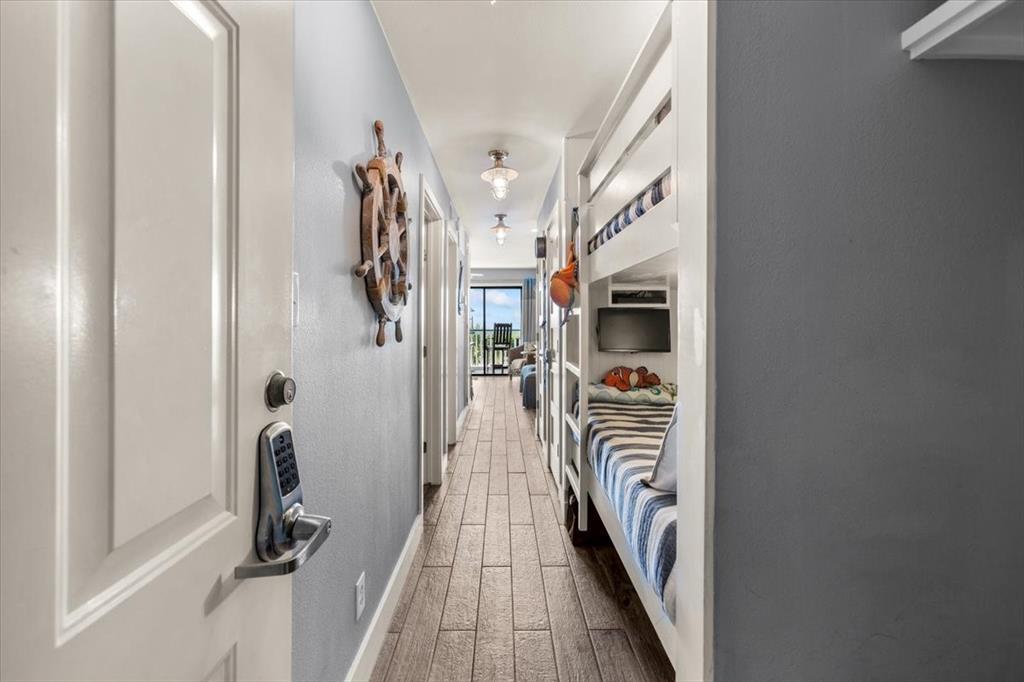 Granite in the drop zone and designer touches in the entry. Great area for beach towels.