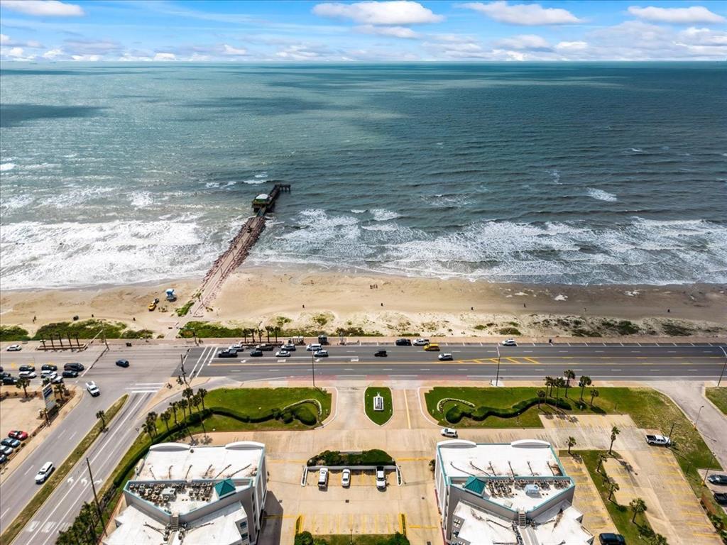 Great views of the ocean and beach located right on the Galveston Seawall.