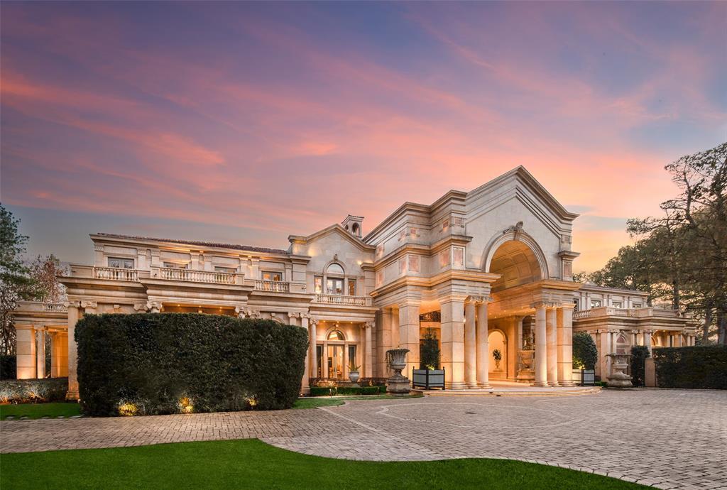 The height of luxury and palatial opulence await you in this exclusive estate on well-known Carnarvon Drive.