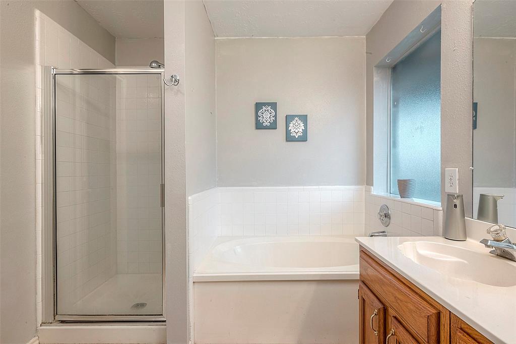 Primary bath 10x8 dual sinks, soaking tub, separate shower