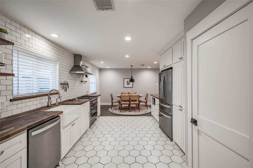 Floor to ceiling cabinets and a large walk-in pantry on one side of the kitchen and lower cabinets and floating shelves on the other side keep an open and airy feel in the kitchen while still providing plenty of storage for your kitchenware.