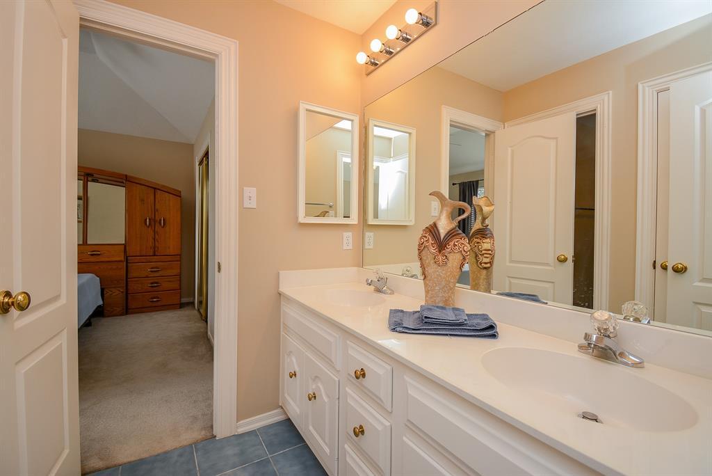 Upstairs guest bath with double sinks!