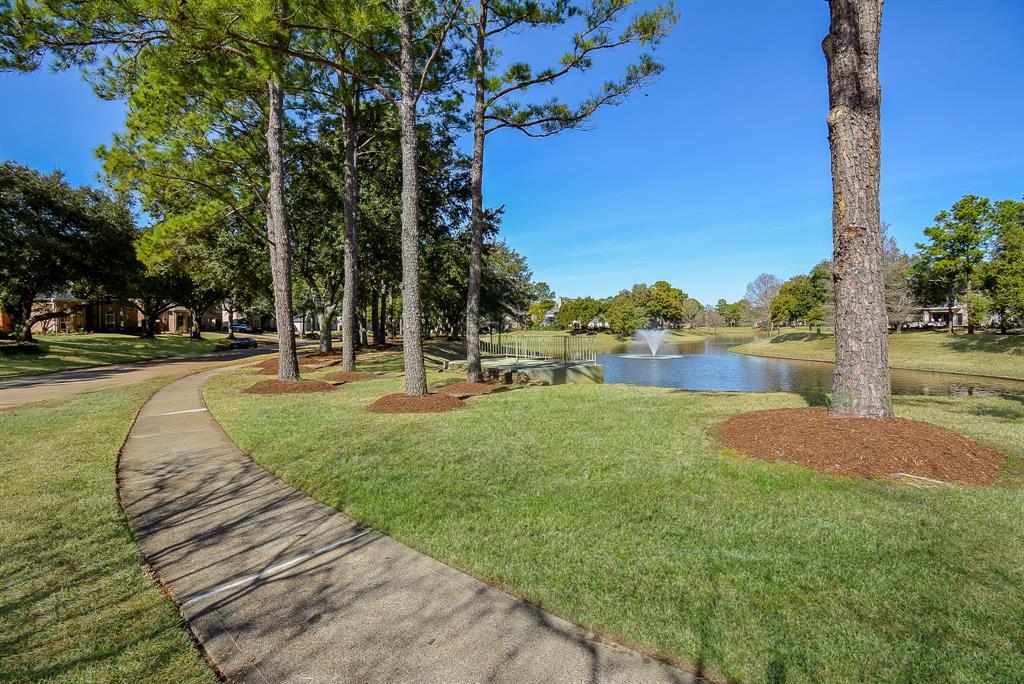 Walking trails around the lake in a very sought after neigborhood!