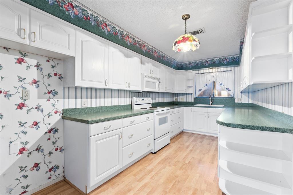 Light bright kitchen and a spacious area for prepping those wonderful meals for family , friends or entertaining! Countertops are durable Corian.