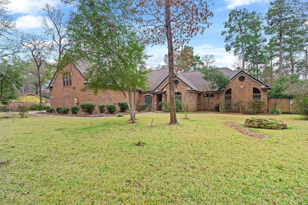 Welcome to 3903 E Mossy Oaks Road! This beautiful 4/3/3 Single Story home with Guest Quarters sits on 1.08 Acres. Property also includes covered RV and Boat storage.