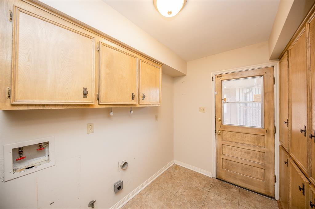 Laundry Room with 1/2 bath