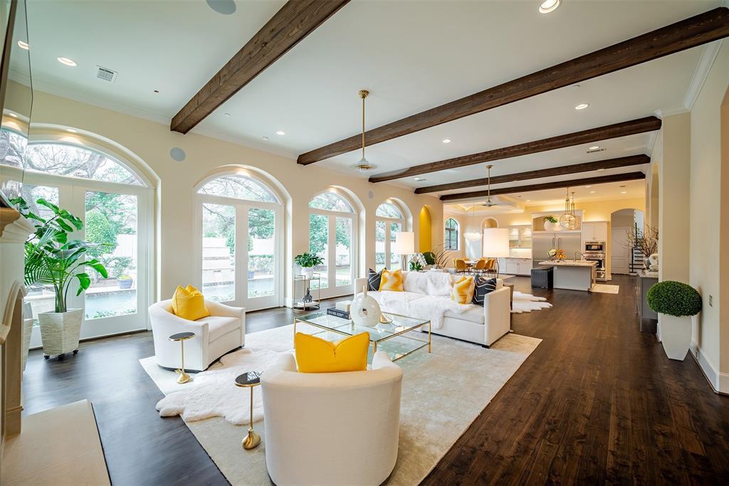 Another beautiful view of the family that flows into the sitting area & showcase the stunning kitchen & breakfast space.