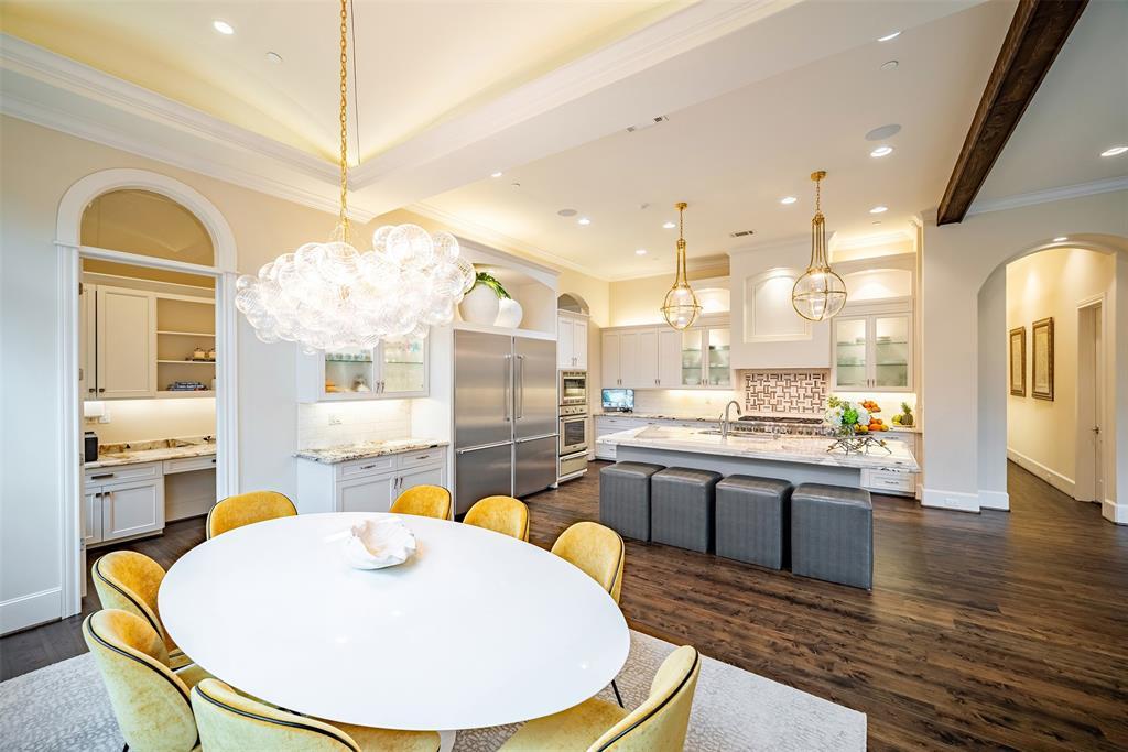 Seamless space flowing between the kitchen and the sitting area allow plenty of space for large family or gatherings.