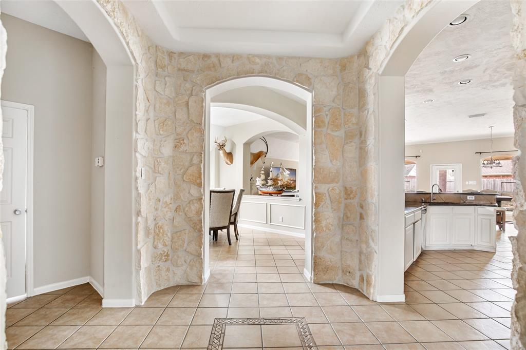 Soak in this Gorgeous Rock patterned wall detail as you enter the Kitchen & Fromal Dining Areas. Must see to appreciate the Earthy & Homely ambience.