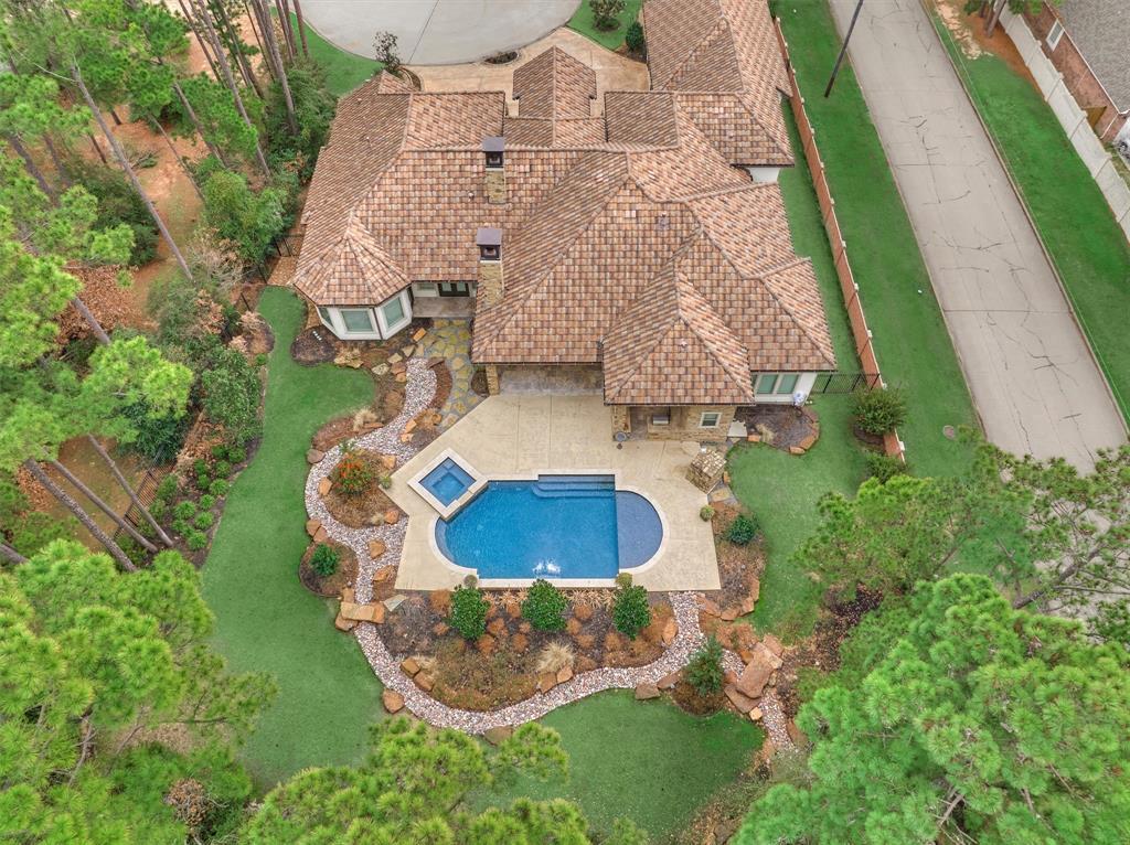 An aerial photo of this resplendent estate. You can clearly see what an incredible outdoor space this would be for any type of entertaining.