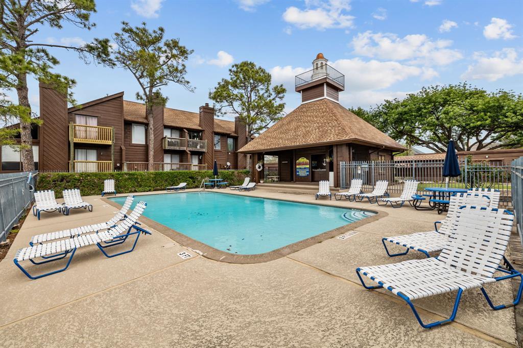 You will love all of the amenities this town hom has to offer.