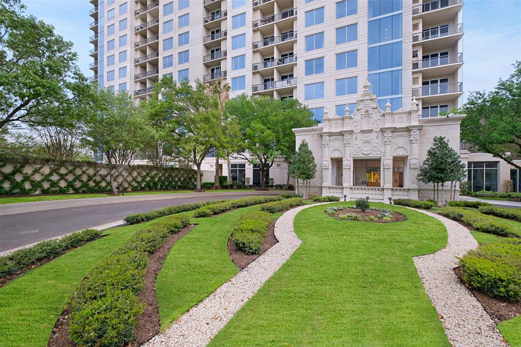 Enjoy the manicured outdoor spaces throughout the Royalton's grounds.
