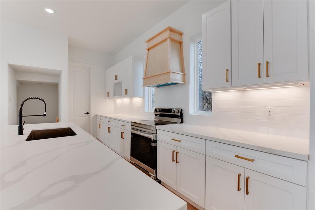 Beutiful White soft closing kitchen cabinetry